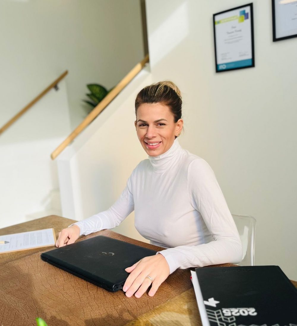 Tamara Kumpf Podologin bei der Arbeit im Büro